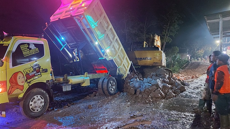 Selain itu, dalam penanganan tanah longsor tersebut. DPUPR Provinsi Banten mengerahkan 40 personil yang berasal dari Unit Pelaksana Teknis Dinas (UPTD)