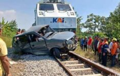 Kecelakan tragis terjadi antara kereta api (KA) Pandalungan dan minibus di Pasuruan, Selasa, 7 Mei 2024. (Foto: Dok. Netizen)