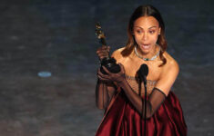 Zoe Saldana saat menerima piala Oscar untuk ketagori Aktris Pendukung Terbaik lewat perannya dalam film Emilia Perez saat berlangsungnya ajang penghargaan Academy Awards ke-97 di Hollywood, Los Angeles, California, Amerika Serikat, 2 Maret 2025. Dok: Eranasional/HO REUTERS/Carlos Barria.