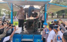 Pemusnahan Kokain oleh Pangdam dan Kapolda Sulsel di Lapangan Upacara Polda Sulsel, Senin (16/3). (Foto: Eranasional/Rio)