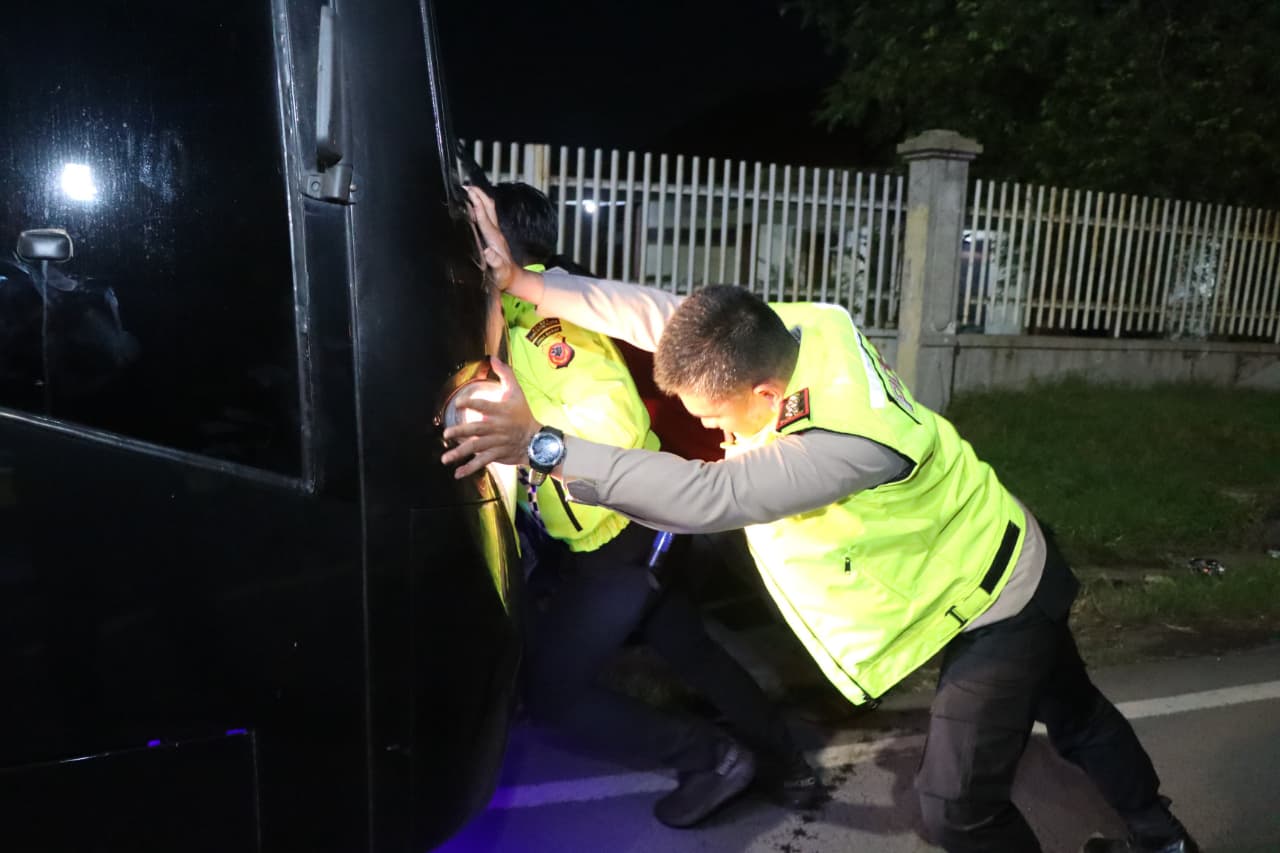 Kapolres Cirebon Kota AKBP Eko Iskandar, dorong bus yang mogok. (Foto: Humas Polres Cirebon)