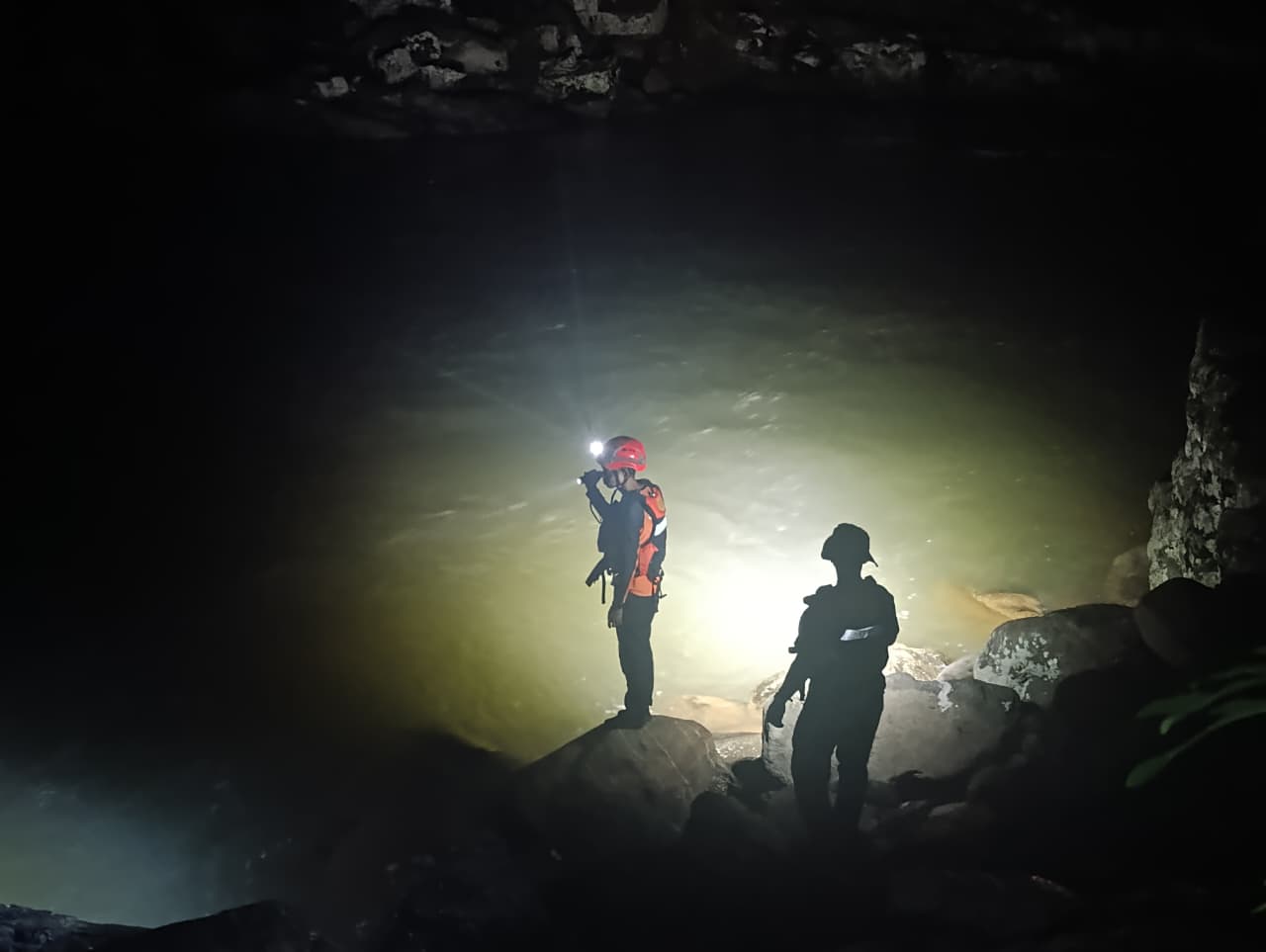 Proses pencarian dua wisatawan yang hanyut di sungai Maros. (Foto: ERANASIONAL)