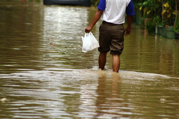 Ilustrasi terendam banjir. (Foto: Kompas)
