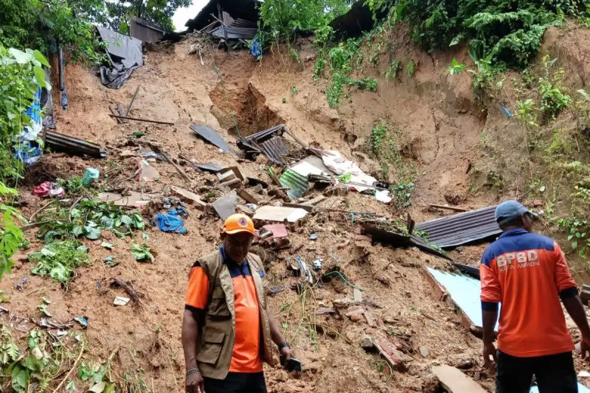 Petugas BPBD meninjau dampak tanah longsor di Kelurahan Urimessing, Kecamatan Nusaniwe, Kota Ambon, Provinsi Maluku, Selasa 12 Mei 2026. (Foto: BPBD Kota Ambon)