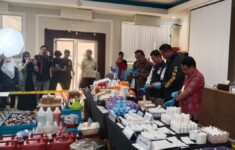Sejumlah barang bukti kosmetik ilegal mengandung merkuri hasil penggerebekan di sebuah rumah di Kelurahan Paropo, Kecamatan Panakkukang, Makassar, Kamis (21/5). (Foto: Eranasional/Rio Anthony)