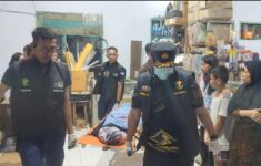 Dokpol saat mengevakuasi jenazah korban. (Foto: Dok. Polisi)