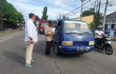 Petugas Samsat Bulukumba saat menggelar razia pajak kendaraan di Jalan Trans Sulawesi. (Foto: dok. Samsat Bulukumba)