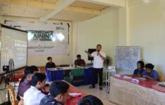 Kapolres Maros AKBP Douglas Mahendrajaya, saat memberikan materi dalam kegiatan Intermediate Training Kader HMI Maros, Kamis (21/5/2026). (Foto: Humas)