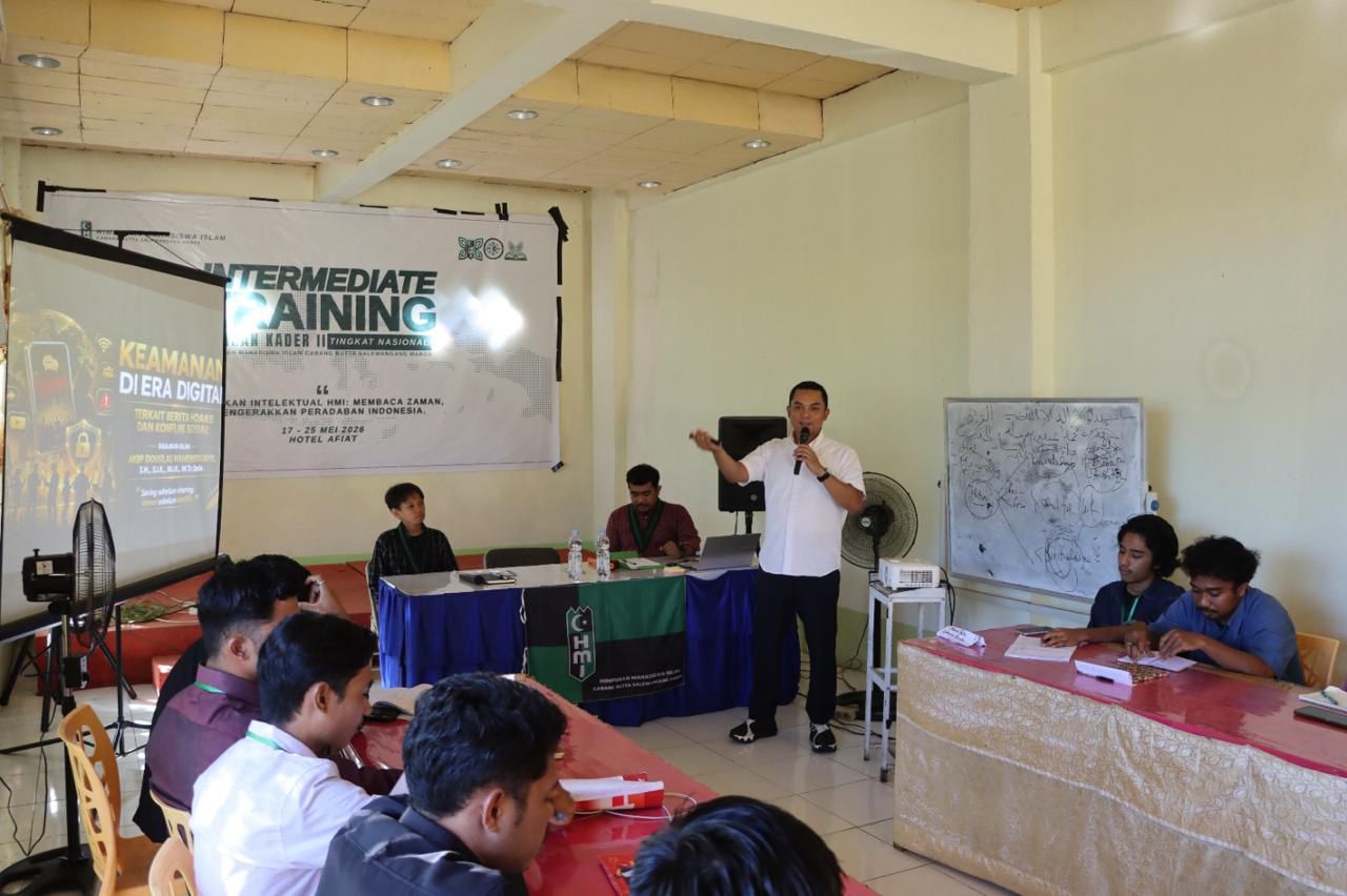 Kapolres Maros AKBP Douglas Mahendrajaya, saat memberikan materi dalam kegiatan Intermediate Training Kader HMI Maros, Kamis (21/5/2026). (Foto: Humas)