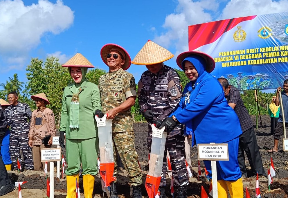 Pangdam Hasanuddin terjun langsung tanam jagung di Kabupaten Kepulauan Selayar. (Foto: Kodam hasanuddin)