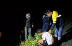 Poisi saat mengamankan pelaku. (Foto: Polres Maros)