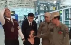 Seorang Bule ngamuk di Bandara Internasional I Gusti Ngurah Rai, Bali, viral di media sosial. (Foto: Potongan video)