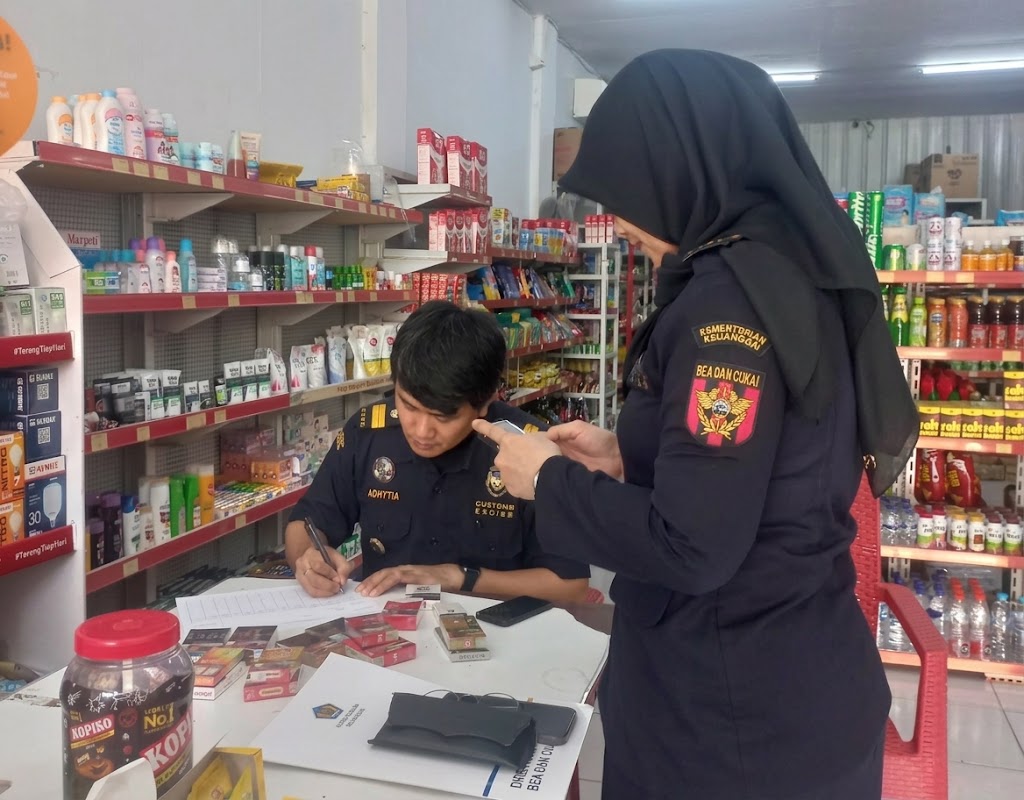 Petugas Bea cukai Makassar cek harga rokok di tiga wilayah di Sulsel. (Foto: Bea Cukai)